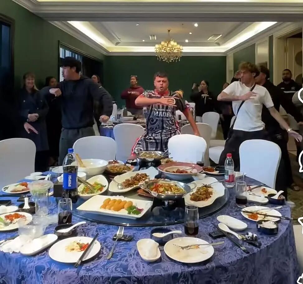 一群新西兰人突然在中国海底捞龇牙咧嘴，惊呆围观群众！每一帧都是表情包...（组图） - 16