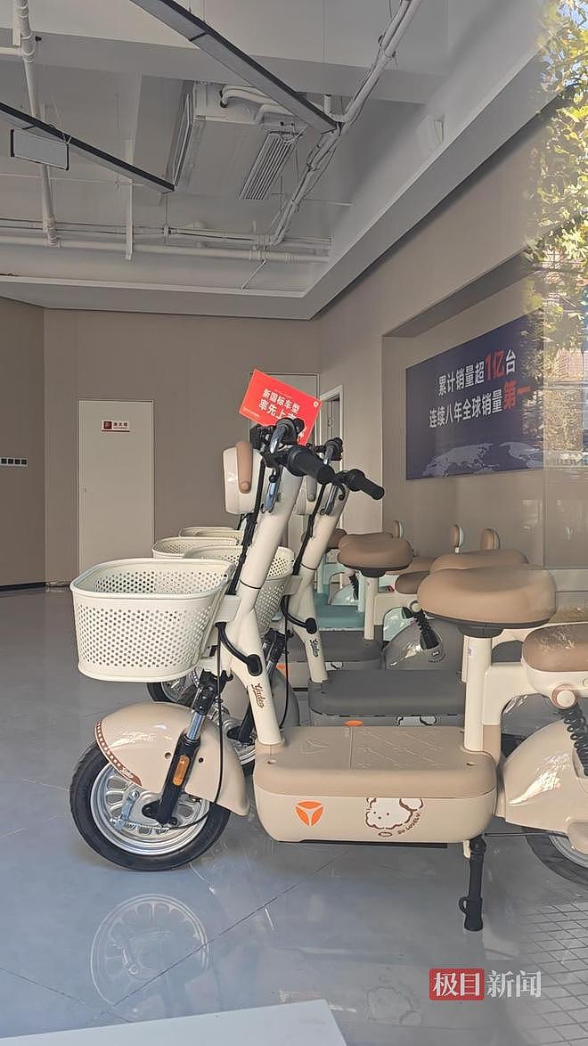 雅迪争议电动车已下架?记者实探线下门店仍在出售,店主介绍时直摇头没人买,客服:该车型正持续优化(组图) - 4