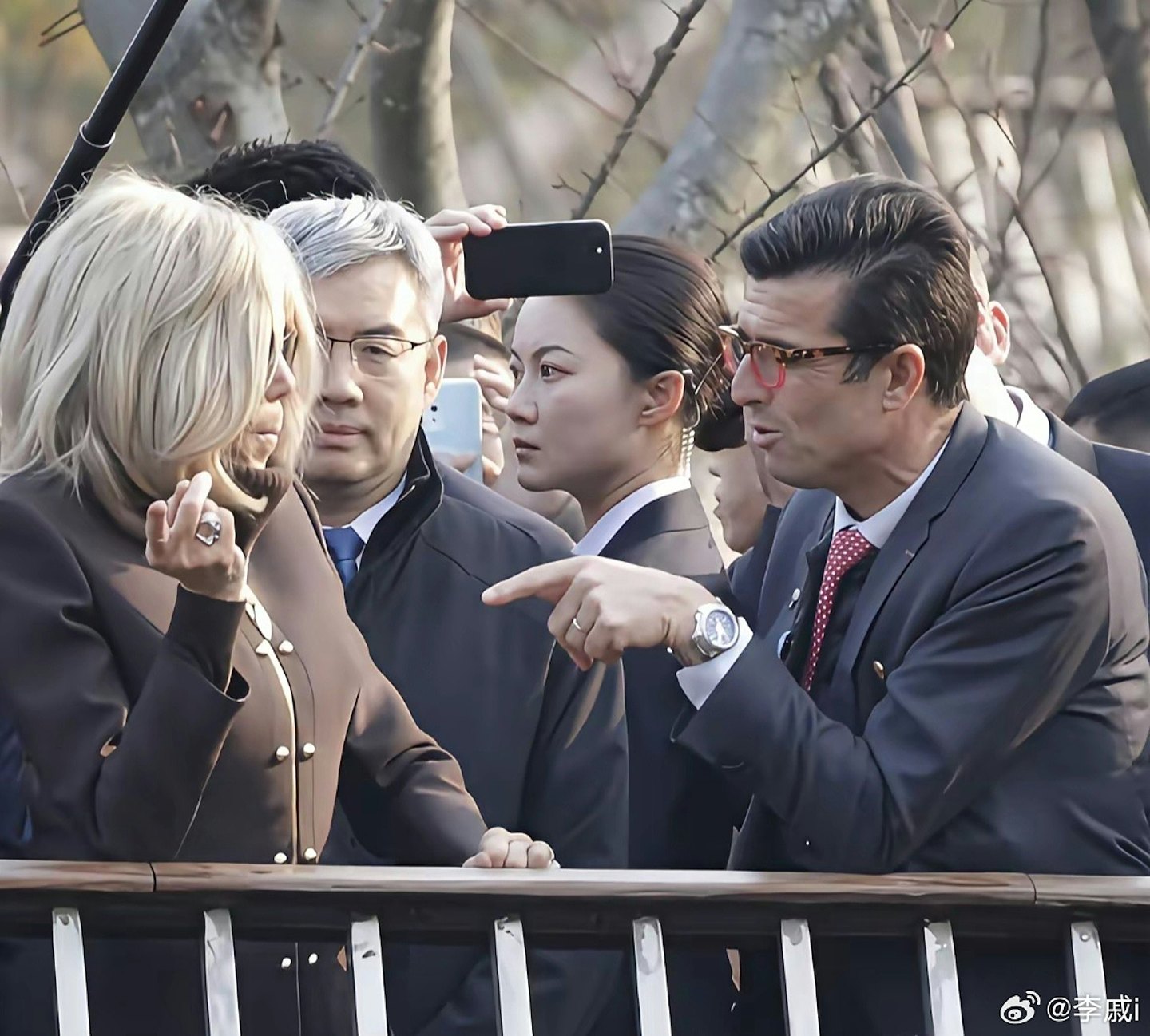 马克龙夫人身边的女保镖是谁?真名不叫严月霞(组图) - 2