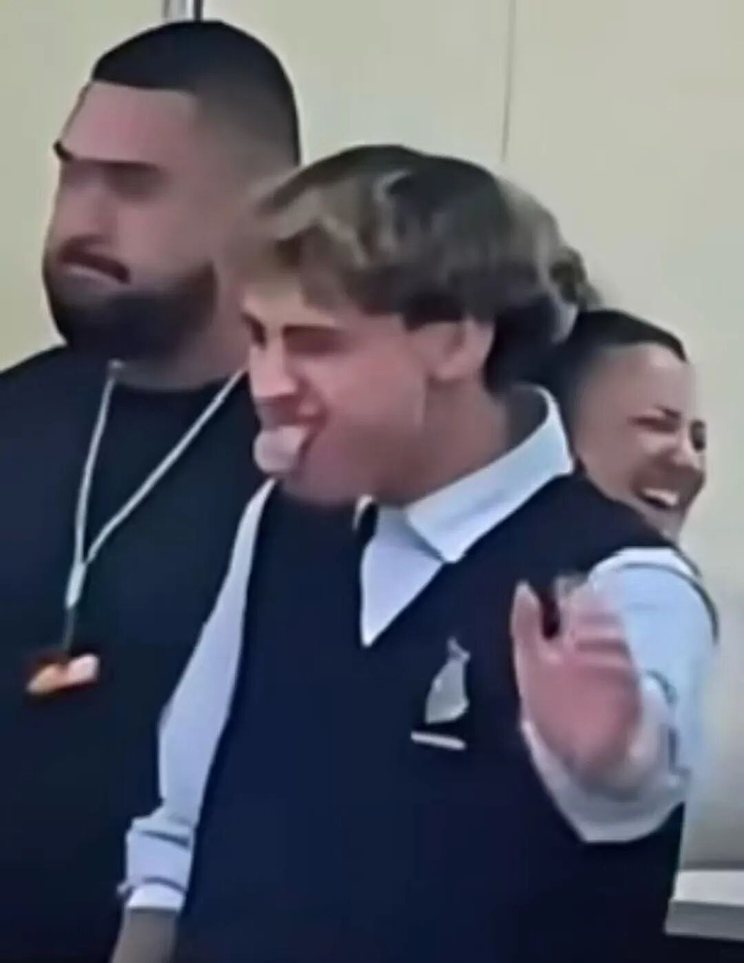 一群新西兰人突然在中国海底捞龇牙咧嘴，惊呆围观群众！每一帧都是表情包...（组图） - 13