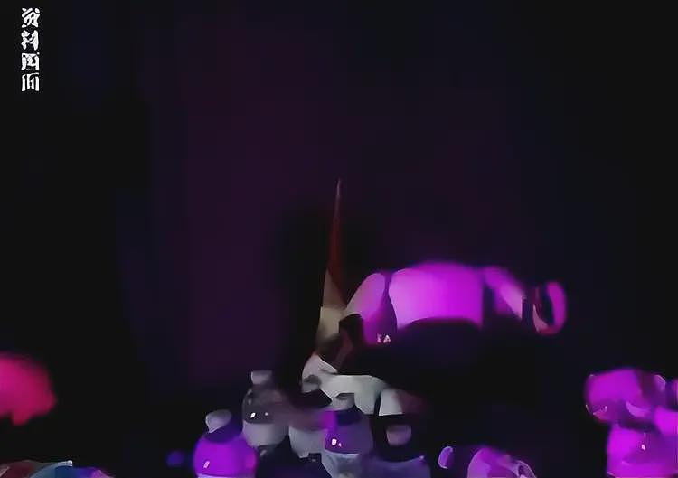 特斯拉人形机器人演示时翻车,摔倒前突然做出慌忙“摘头显”动作,疑似模仿远程操作员...(视频/组图) - 3
