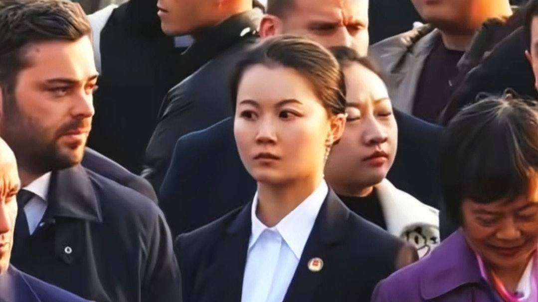 马克龙夫人身边的女保镖是谁?真名不叫严月霞(组图) - 1