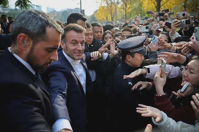 笑疯！马克龙走后发了一句中文！晨跑、被大学生包围，他终于爱上当总统的感觉（组图） - 1