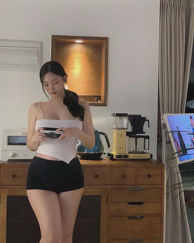 【美女】柔肤白美大长腿，身材火辣气质高，性感迷人曲线美（组图） - 5