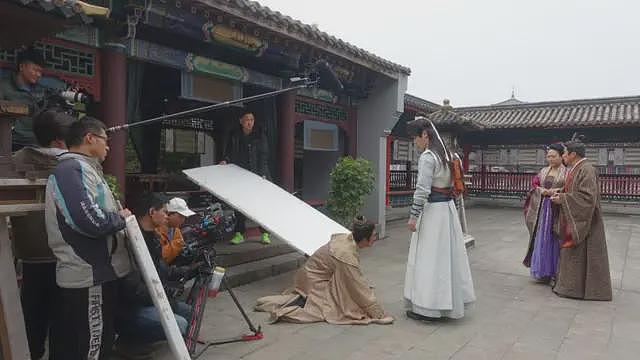 中国短剧流水线揭秘：宽松审核下的速度与豪赌（组图） - 1