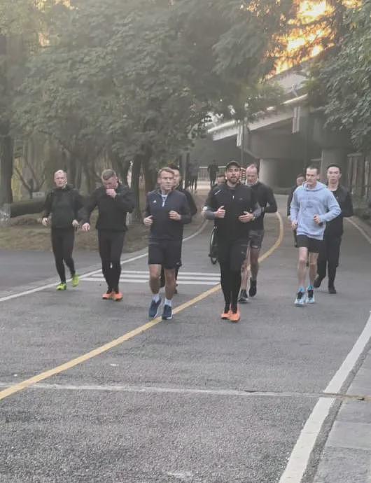 笑疯！马克龙走后发了一句中文！晨跑、被大学生包围，他终于爱上当总统的感觉（组图） - 8