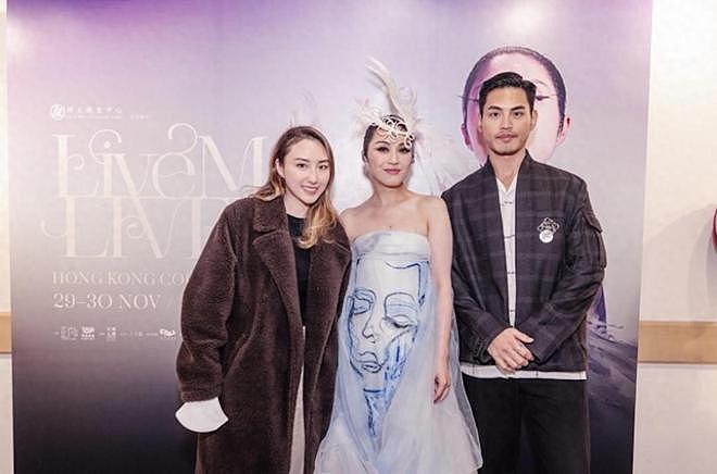 何超云看演唱会新男友相伴，两人合照曝光，男方身材高挑注重打扮（组图） - 1