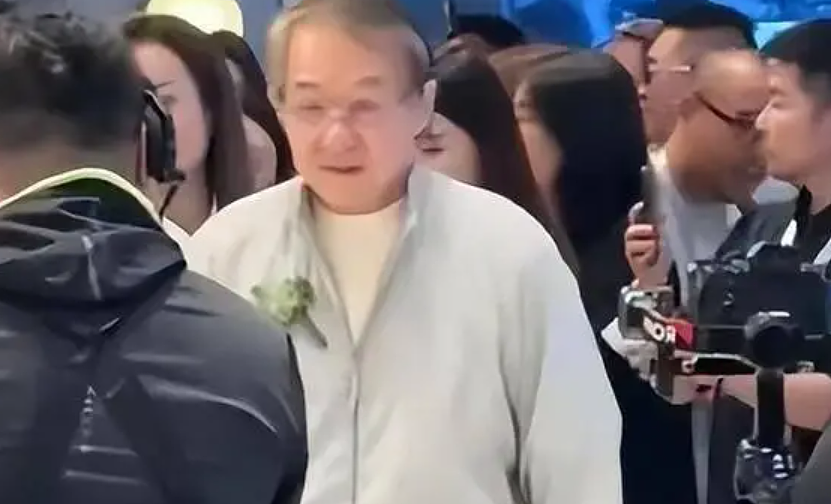 成龙发视频,回应“龙叔”老了!头发花白大方展示脸上褶子(组图) - 2