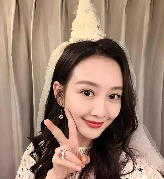 王鸥和妈妈牵着女儿散步, 女儿黄头发小眼睛(组图) - 5