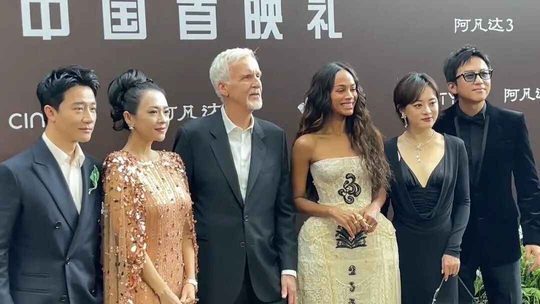 《阿凡达》首映礼尴尬一幕!章子怡被吐槽拜高踩低,主动和卡梅隆热聊,对孙俪邓超冷淡(视频/组图) - 2