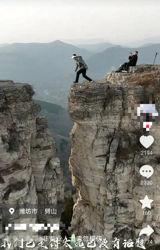 多男打卡山东未开发野山，惊险跃10米深裂缝“跳崖”，网民斥嫌命长（组图） - 1