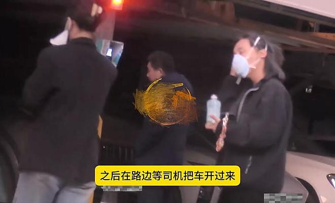 胡歌老婆现身医院被偶遇,与好友路边聊天,边聊天边挠头超接地气(组图) - 3