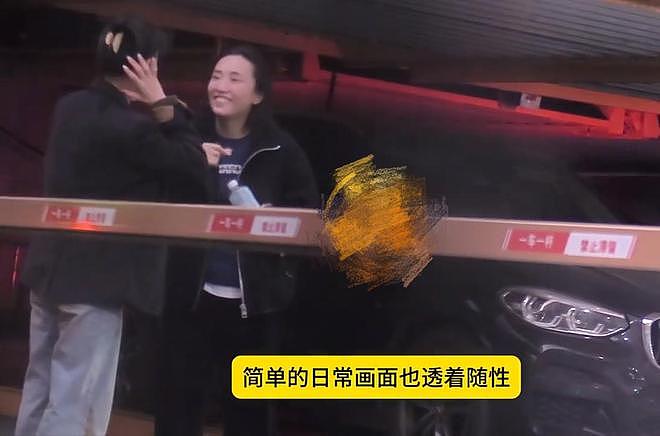 胡歌老婆现身医院被偶遇,与好友路边聊天,边聊天边挠头超接地气(组图) - 5