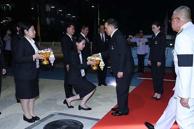 47岁苏提达率泰国队入场，穿西装系领带气宇轩昂，“艳压”欧拉弄（组图） - 5