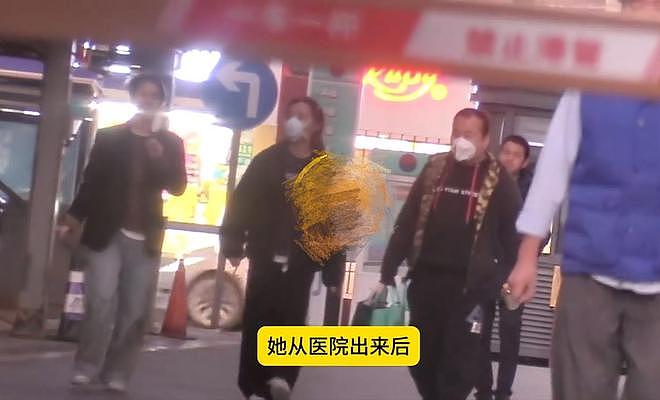 胡歌老婆现身医院被偶遇,与好友路边聊天,边聊天边挠头超接地气(组图) - 2