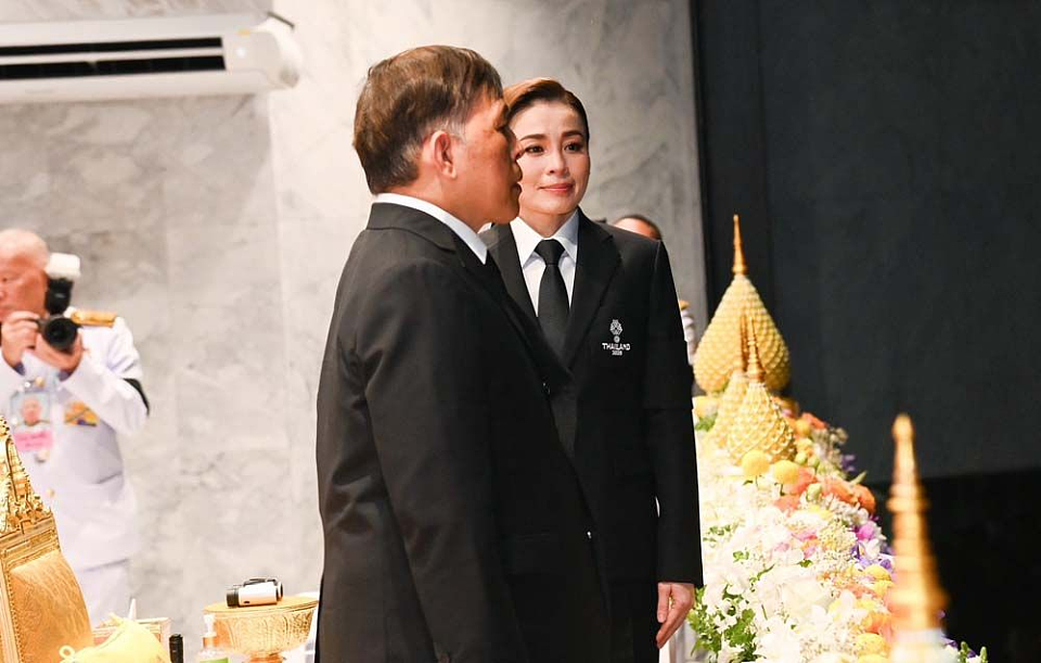 47岁苏提达率泰国队入场,穿西装系领带英气十足,艳压32岁“新妃”(组图) - 6