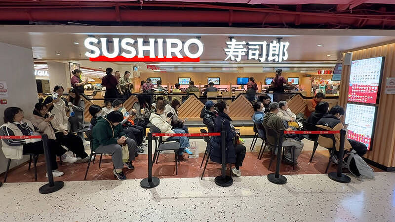 官方抵制民众照吃,北京日本寿司郎假日大排长龙(图) - 1