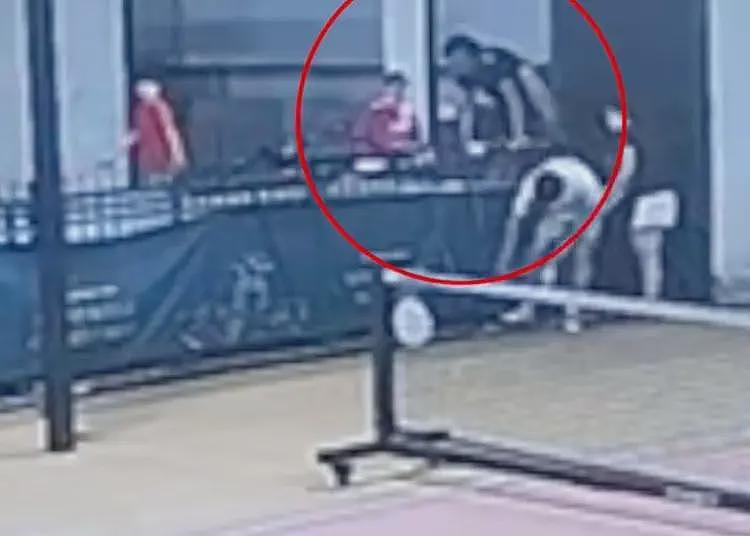 悲剧！华裔男子在3楼打球坠亡：翻栏杆捡球踩空 误将悬空网当地面（组图） - 1