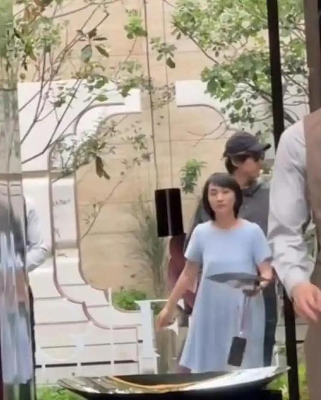 胡歌老婆现身医院被偶遇,与好友路边聊天,边聊天边挠头超接地气(组图) - 7