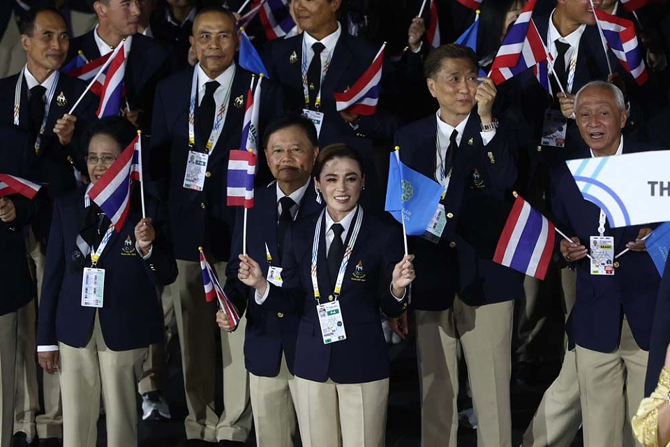 47岁苏提达率泰国队入场,穿西装系领带英气十足,艳压32岁“新妃”(组图) - 1