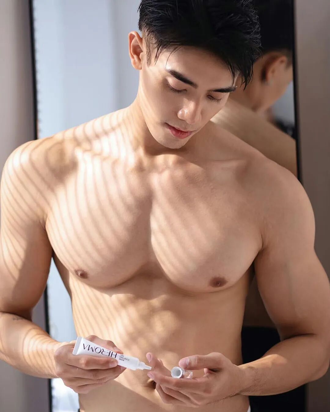 【帅哥】极品健身肌肉帅哥，健硕胸搓衣板腹部，这身腱子肉太完美太帅了（组图） - 2