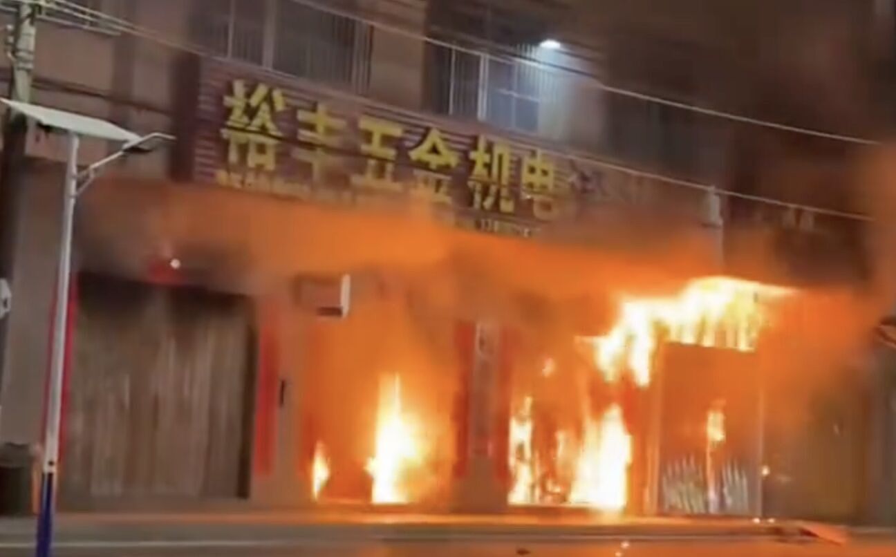 汕头五金行整栋楼深夜陷火海，一家8口遇难！4人送医抢救（视频/组图） - 2