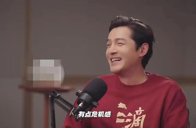 胡歌老婆现身医院被偶遇,与好友路边聊天,边聊天边挠头超接地气(组图) - 10