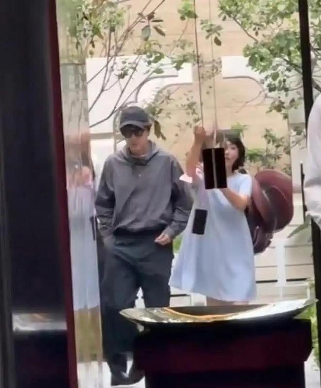 胡歌老婆现身医院被偶遇,与好友路边聊天,边聊天边挠头超接地气(组图) - 8