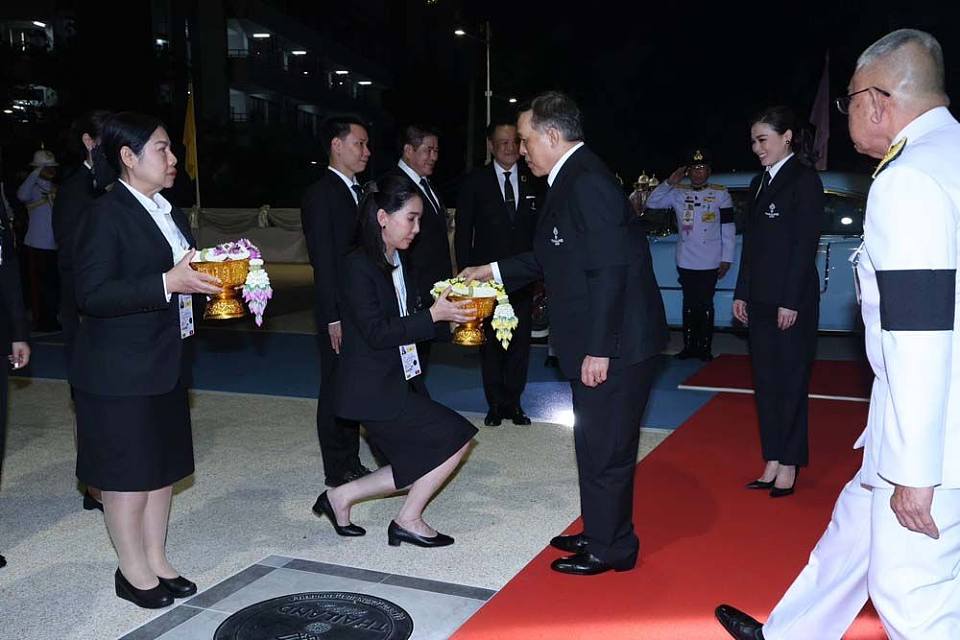 47岁苏提达率泰国队入场,穿西装系领带英气十足,艳压32岁“新妃”(组图) - 5