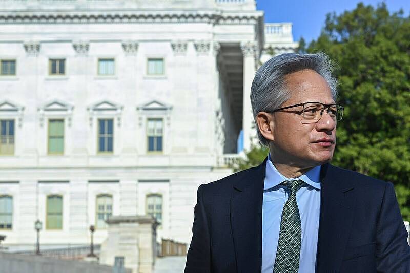 特朗普被中国摆一道!黄仁勋早说H200晶片“北京没兴趣”,外媒曝辉达面临2种选择(图) - 1