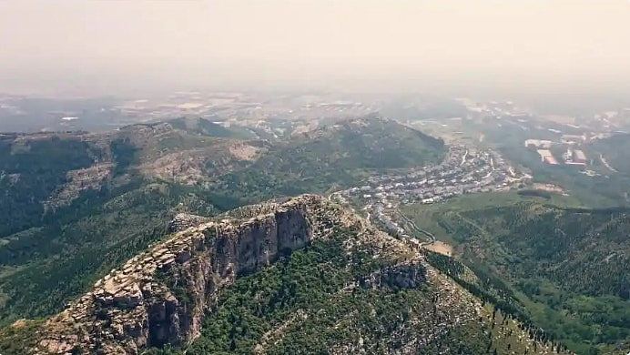多男打卡山东未开发野山，惊险跃10米深裂缝“跳崖”，网民斥嫌命长（组图） - 4