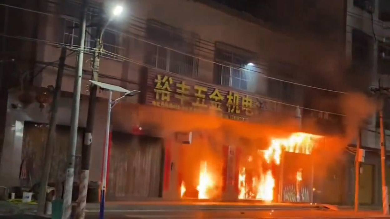 浓烟滚滚!广东汕头4层高住宅起火,8死4伤(组图) - 1