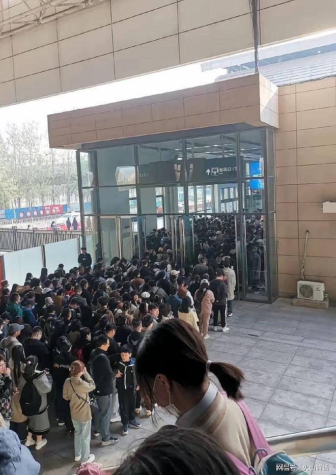 场面太震撼了！24万年轻人参加天津公务员考试，整体报录比138：1（组图） - 7