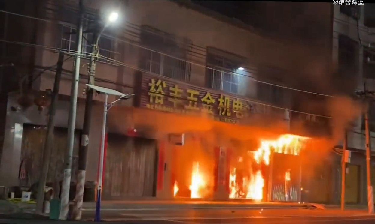 浓烟滚滚!广东汕头4层高住宅起火,8死4伤(组图) - 2