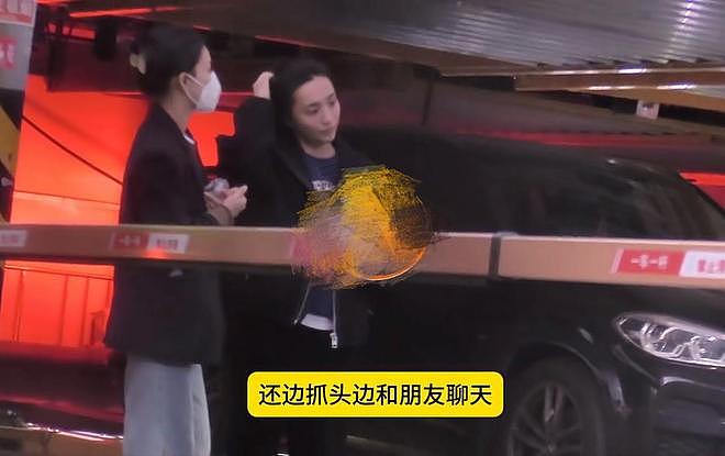 胡歌老婆现身医院被偶遇,与好友路边聊天,边聊天边挠头超接地气(组图) - 4