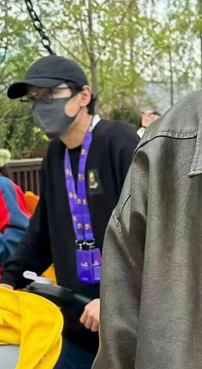 胡歌老婆现身医院被偶遇,与好友路边聊天,边聊天边挠头超接地气(组图) - 9