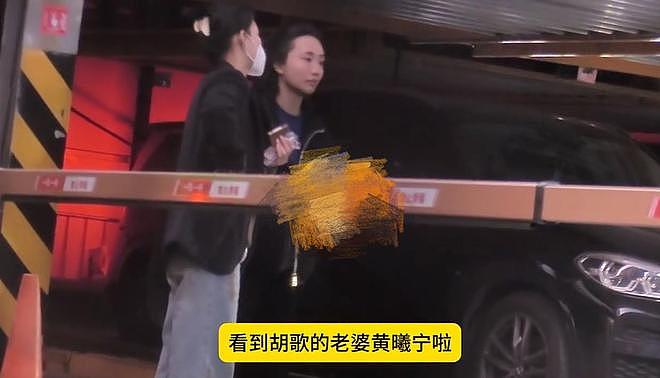 胡歌老婆现身医院被偶遇,与好友路边聊天,边聊天边挠头超接地气(组图) - 1