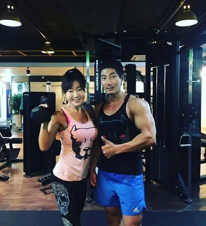 【美女】64岁妈妈和儿子合照被误认情侣！火上杂志封面，身材秒杀30岁（组图） - 9