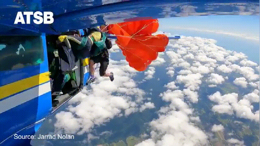 惊险！昆州跳伞者被卡万米高空、倒挂机尾，命悬一线（组图） - 4