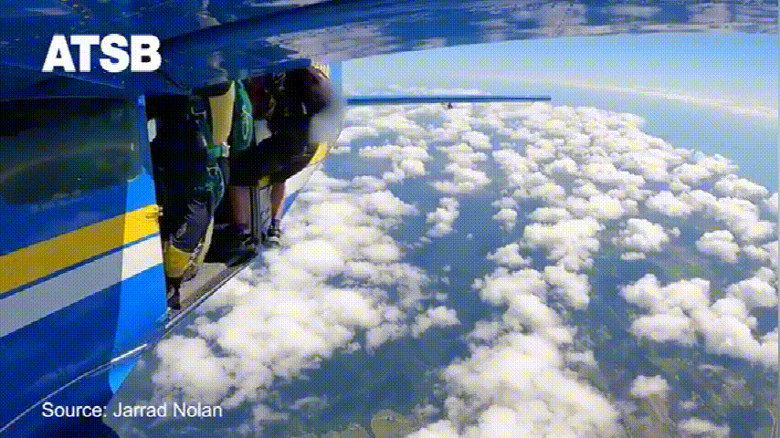 惊险！昆州跳伞者被卡万米高空、倒挂机尾，命悬一线（组图） - 2