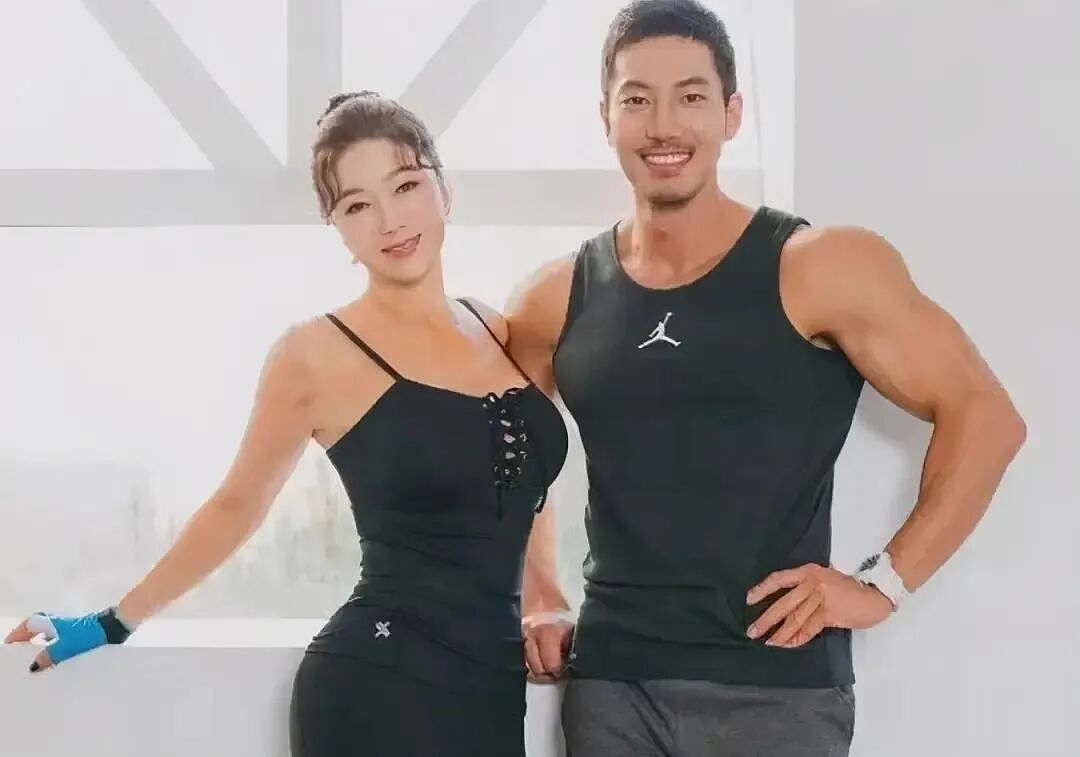 【美女】64岁妈妈和儿子合照被误认情侣！火上杂志封面，身材秒杀30岁（组图） - 2
