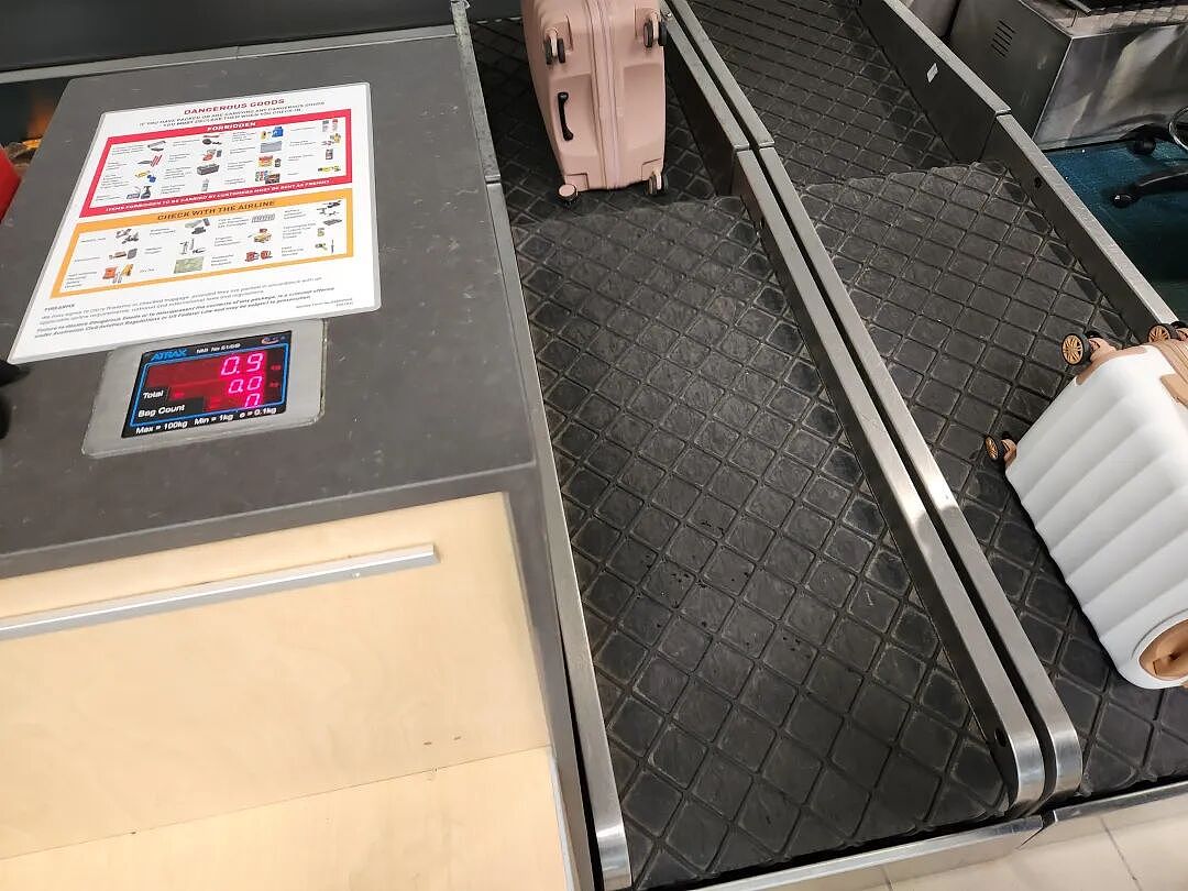 秤不准也不认错！新西兰惠灵顿登机口被当场查验！多名旅客投诉被冤罚！航司嘴硬：设备轻微错位，称重没问题，拒谈退款（组图） - 7