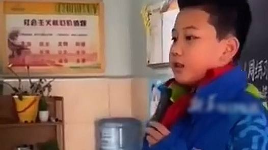 男童被欺凌，校服遭写这2个字！拒妈妈帮忙自己这样解决获赞（组图） - 1