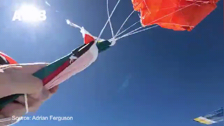 惊险！昆州跳伞者被卡万米高空、倒挂机尾，命悬一线（组图） - 5