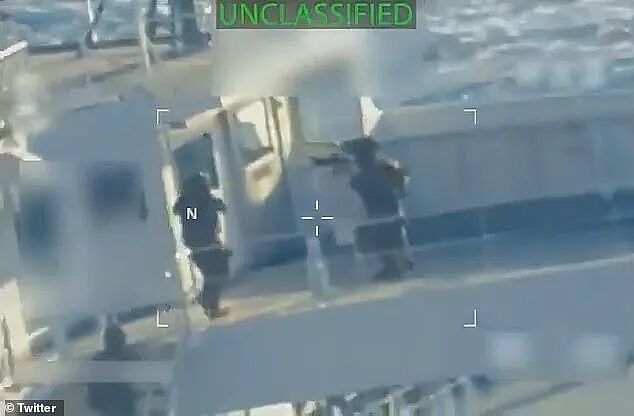 美国突袭巨型油轮,士兵持枪攻占甲板!国际油价飙升,冲突一触即发(组图) - 5