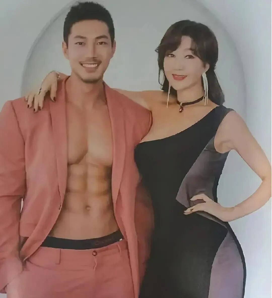 【美女】64岁妈妈和儿子合照被误认情侣！火上杂志封面，身材秒杀30岁（组图） - 1