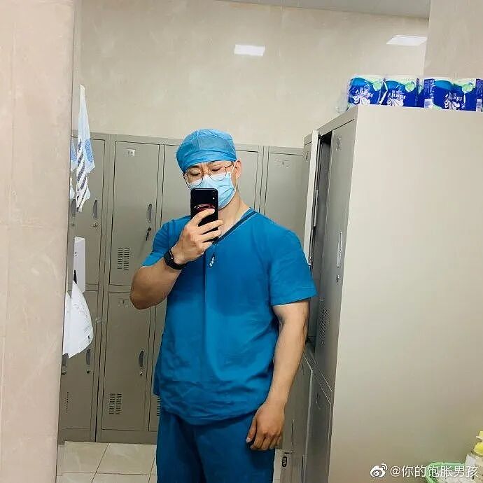 【帅哥】北京医生竟然是肌肉猛男！？脱下工作服之后，女网友纷纷求打针（组图） - 1