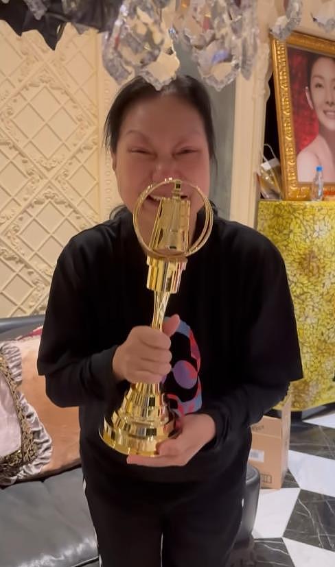 S妈手捧金钟奖含泪感谢小S,姐姐大S的遗照摆在客厅角落(组图) - 4