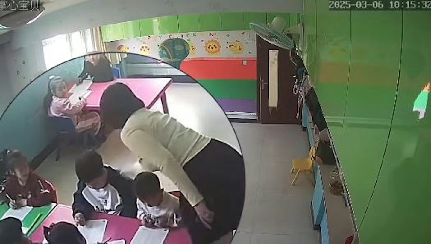 辽宁幼儿园虐童：掌掴推撞墙喂口水饭，教师拒认罪（组图） - 1