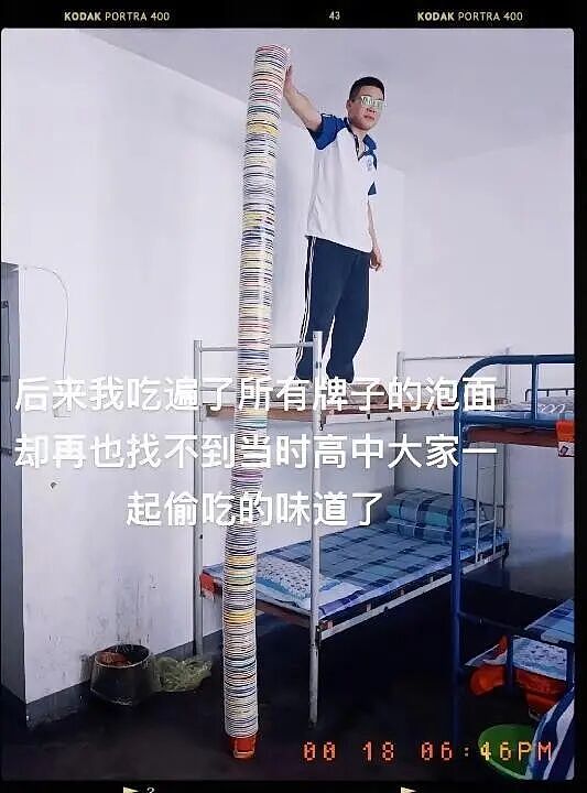 【爆笑】巴黎世家9000块的薯片折叠包? 网友夺笋:有钱人都玩那么抽象么(组图) - 18